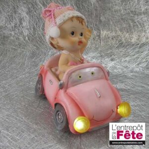 Fille dans une voiture lumineuse