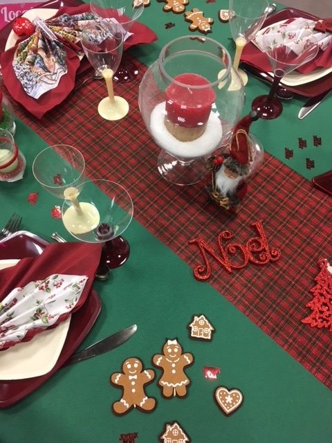 Tables De Fetes Noel Tradition En Rouge Et Blanc Table Noel