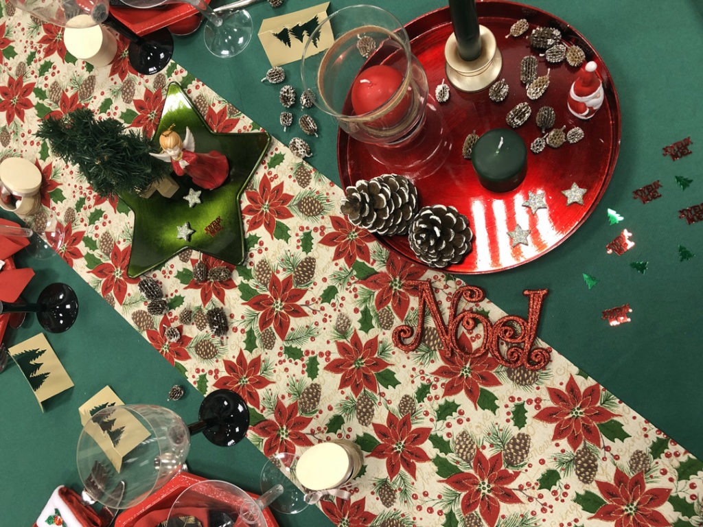 Une table de Noël bleu et or - L'Entrepôt de la Fête
