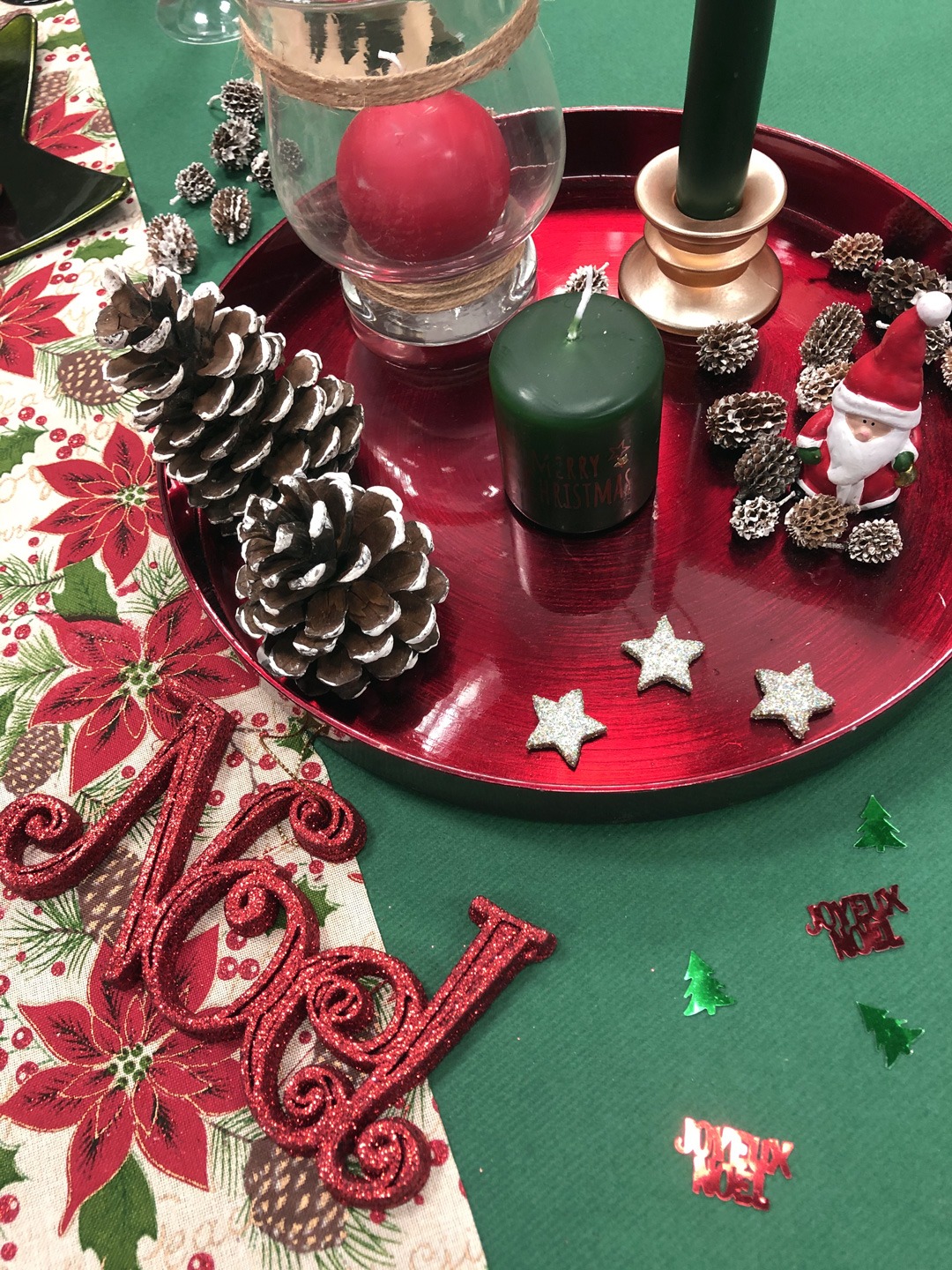Une table de Noël verte - L'Entrepôt de la Fête