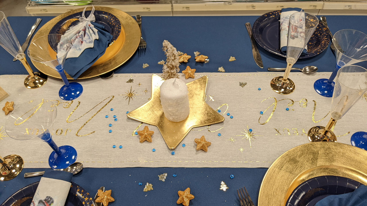 Une table de Noël bleu et or - L'Entrepôt de la Fête