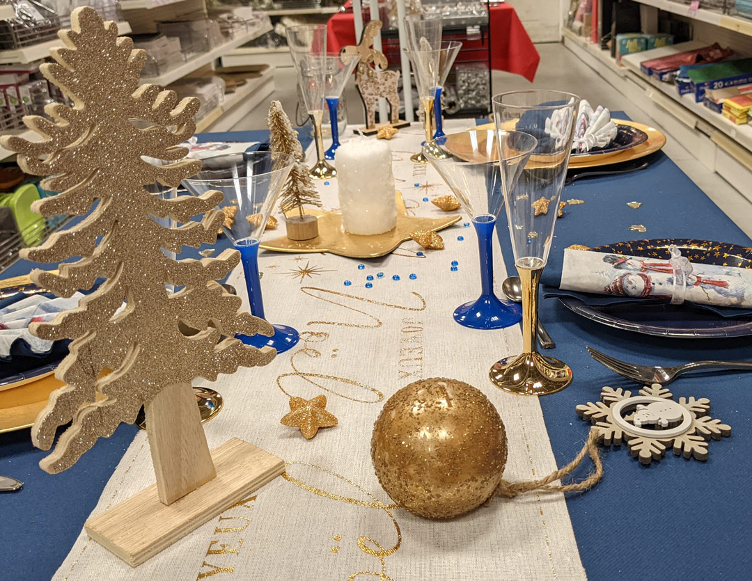 Une déco de table de Noël en blanc et or