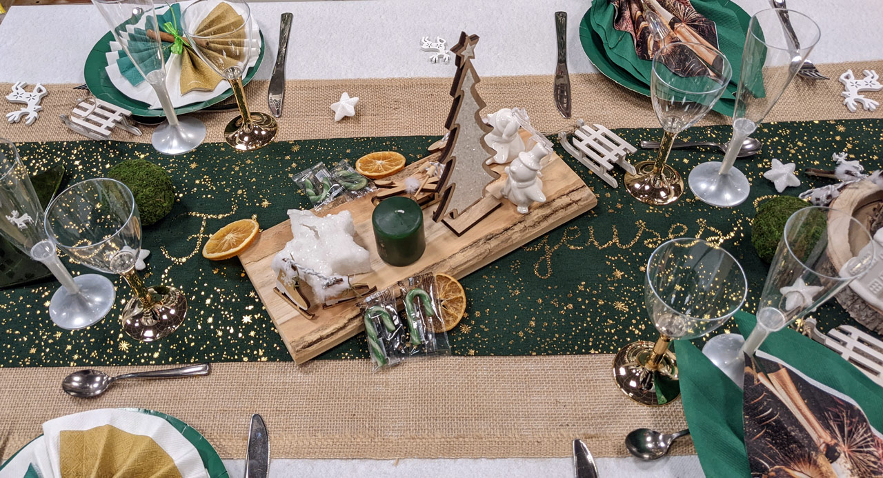 Une table de Noël verte - L'Entrepôt de la Fête