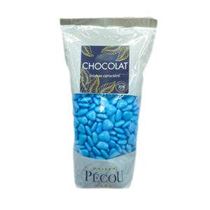 L'image représente un sachet de 500 grammes de dragées mini cœur bleu turquoise. Les dragées sont visibles grâce au sachet Pécou transparent.