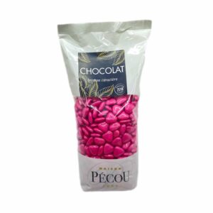 L'image représente un sachet de 500 grammes de dragées mini cœur rose framboise. Les dragées sont visibles grâce au sachet Pécou transparent.