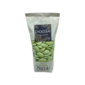 L'image représente un sachet de 500 grammes de dragées vert amande. Les dragées sont visibles grâce au sachet Pécou transparent.