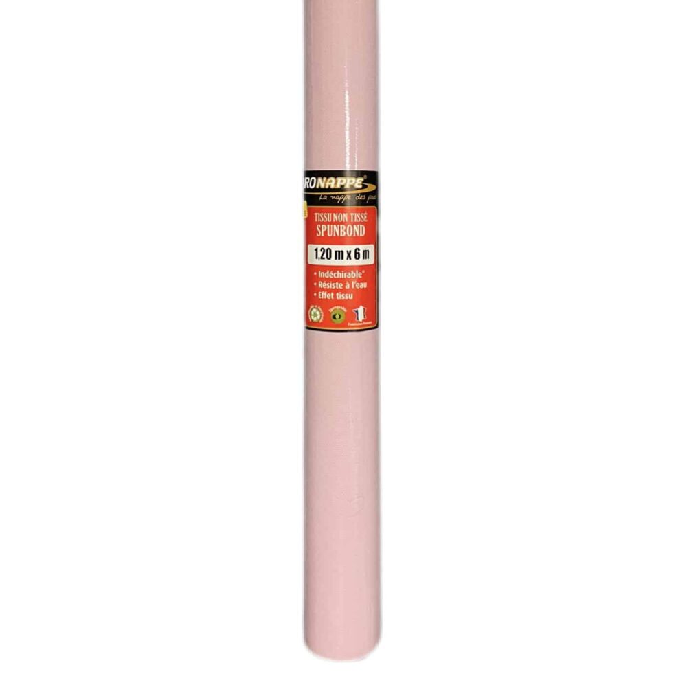 Image d'un rouleau de nappe spunbond rose poudre dans son emballage. D'une dimension de 1.2m de hauteur pour 6m de nappe.