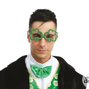 lunettes amusantes sont ornées de petits trèfles verts