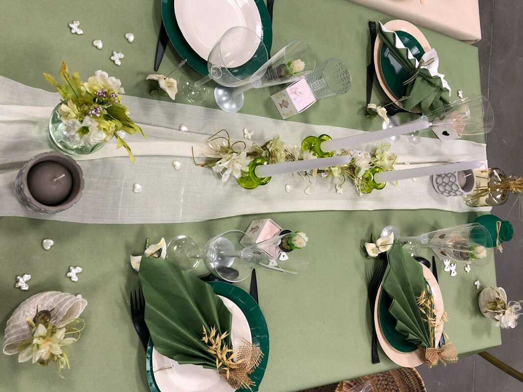 Une table de communion rose nature - L'Entrepôt de la Fête