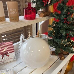 Boule de Noël blanche finition brillante géante de 25 cm de diamètre.
