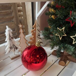 Quatre boules de Noël rouges de 12 cm, parfaites pour l'équilibre des couronnes et des guirlandes.
